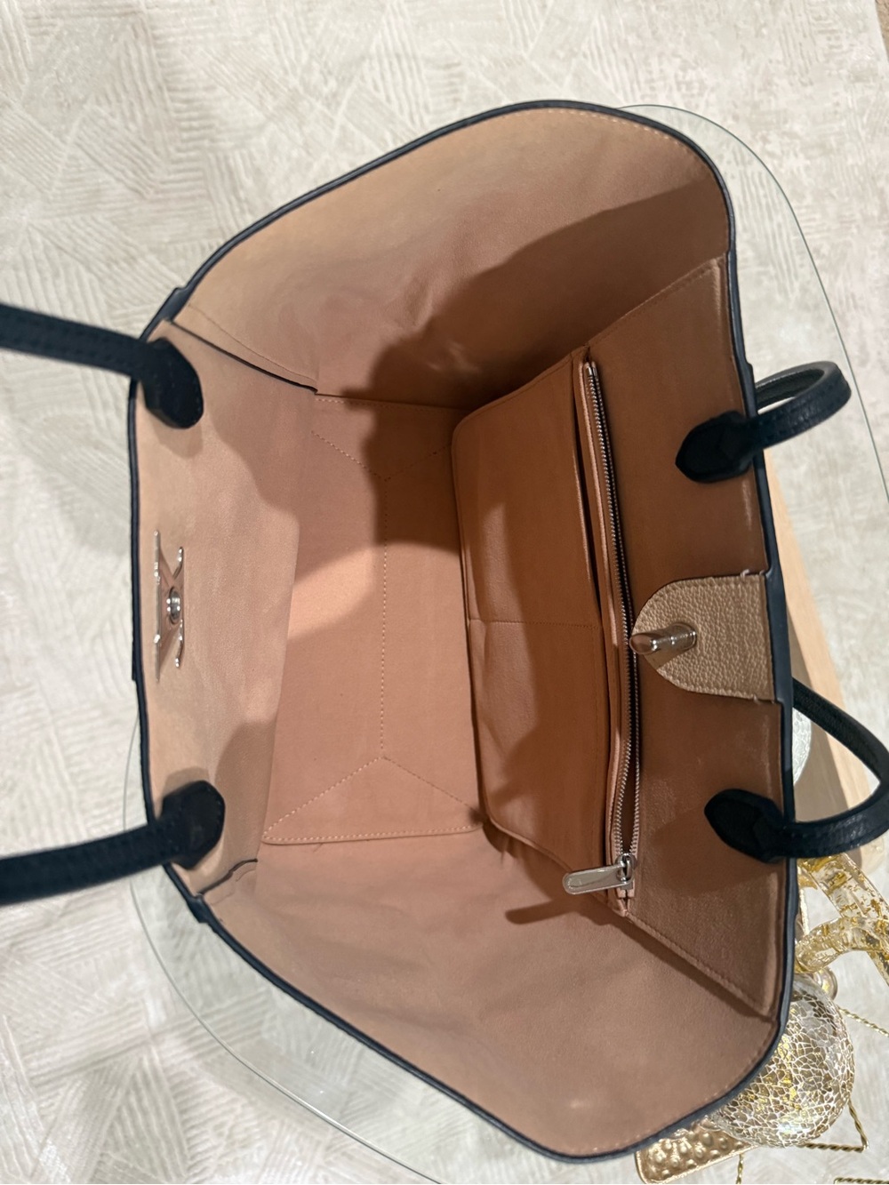 The Louis Vuitton Lockme Cabás Black and Beige crafted from soft calfskinleather - Picture 13 of 16